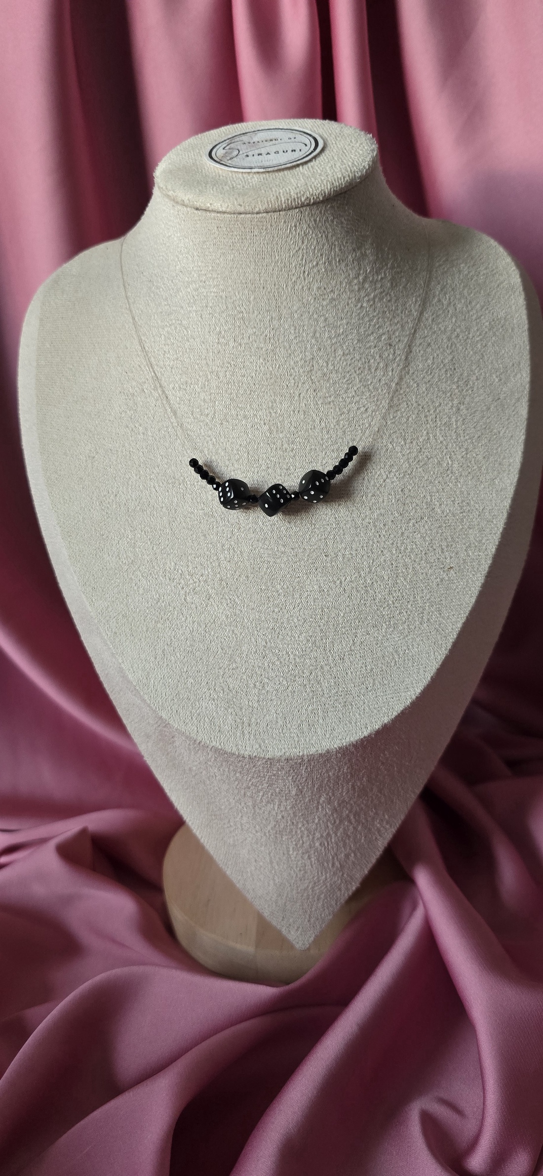 Colier pe fir transparent si margele negre - bijuterii - coliere - coliere din mărgele - Artynos.ro