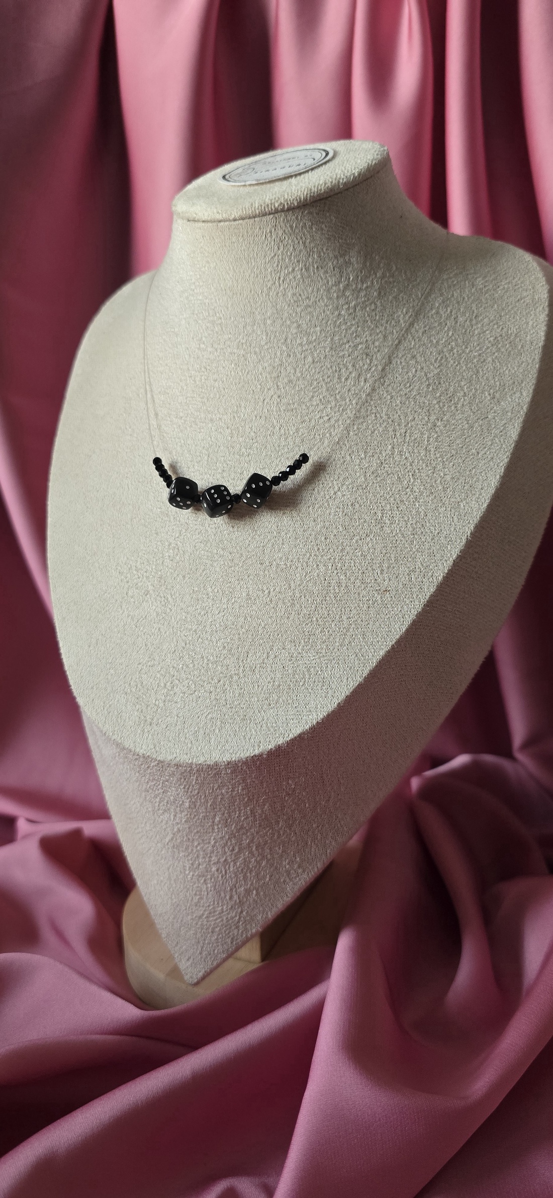 Colier pe fir transparent si margele negre - bijuterii - coliere - coliere din mărgele - Artynos.ro