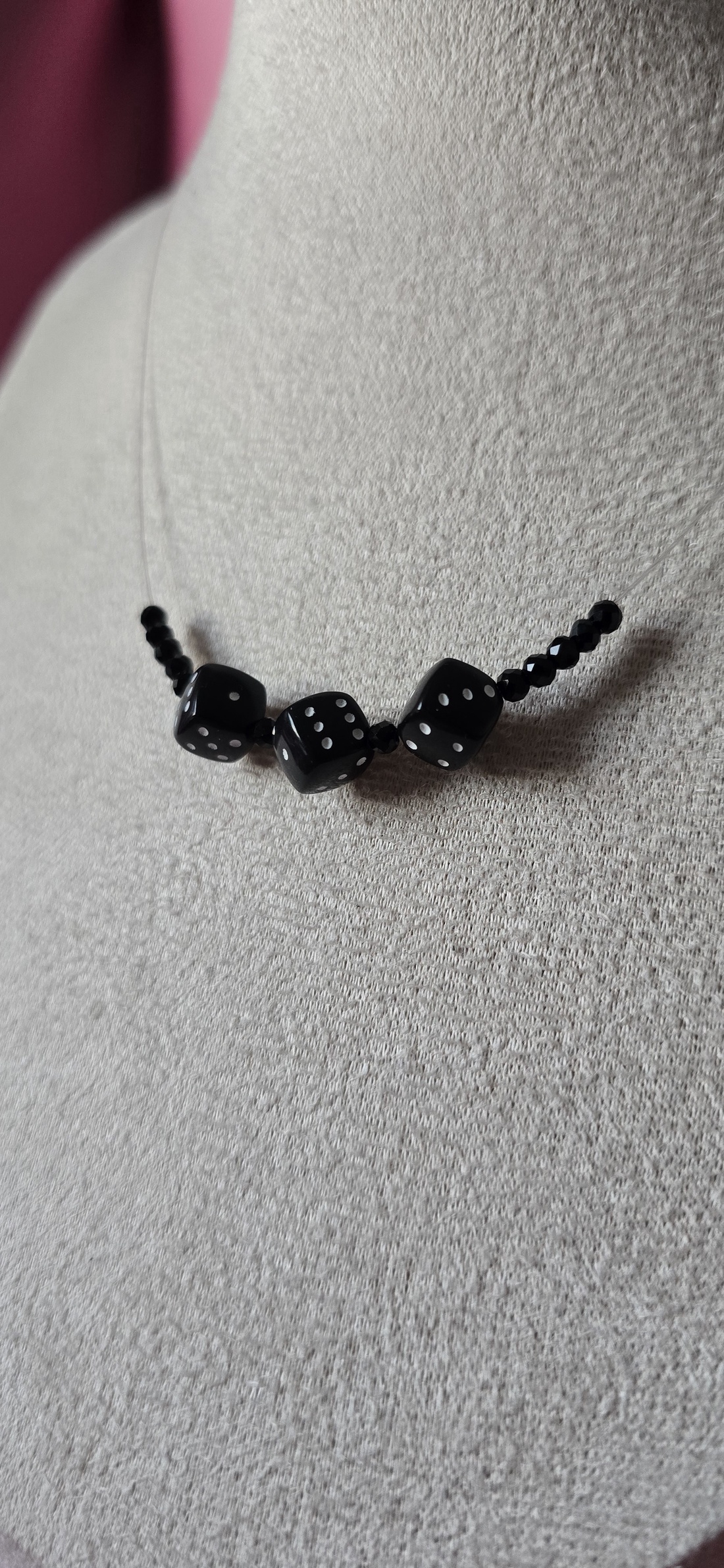 Colier pe fir transparent si margele negre - bijuterii - coliere - coliere din mărgele - Artynos.ro