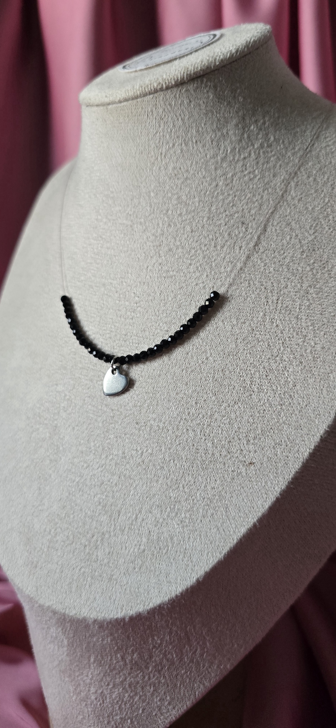 Colier pe fir transparent si margele negre - bijuterii - coliere - coliere din mărgele - Artynos.ro