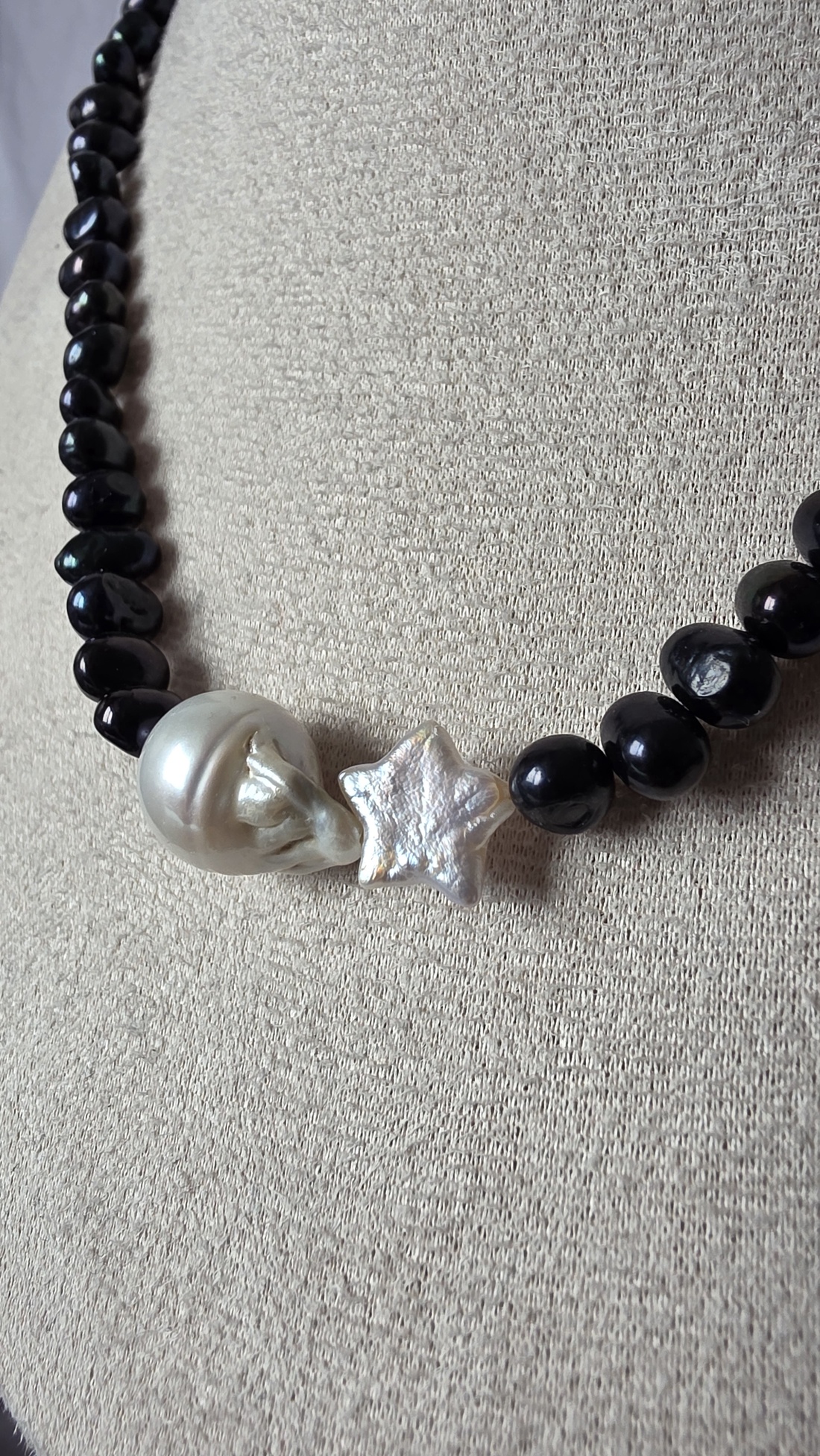 Colier din perle de cultură negre și perlă barocă - bijuterii - coliere - coliere din perle - Artynos.ro