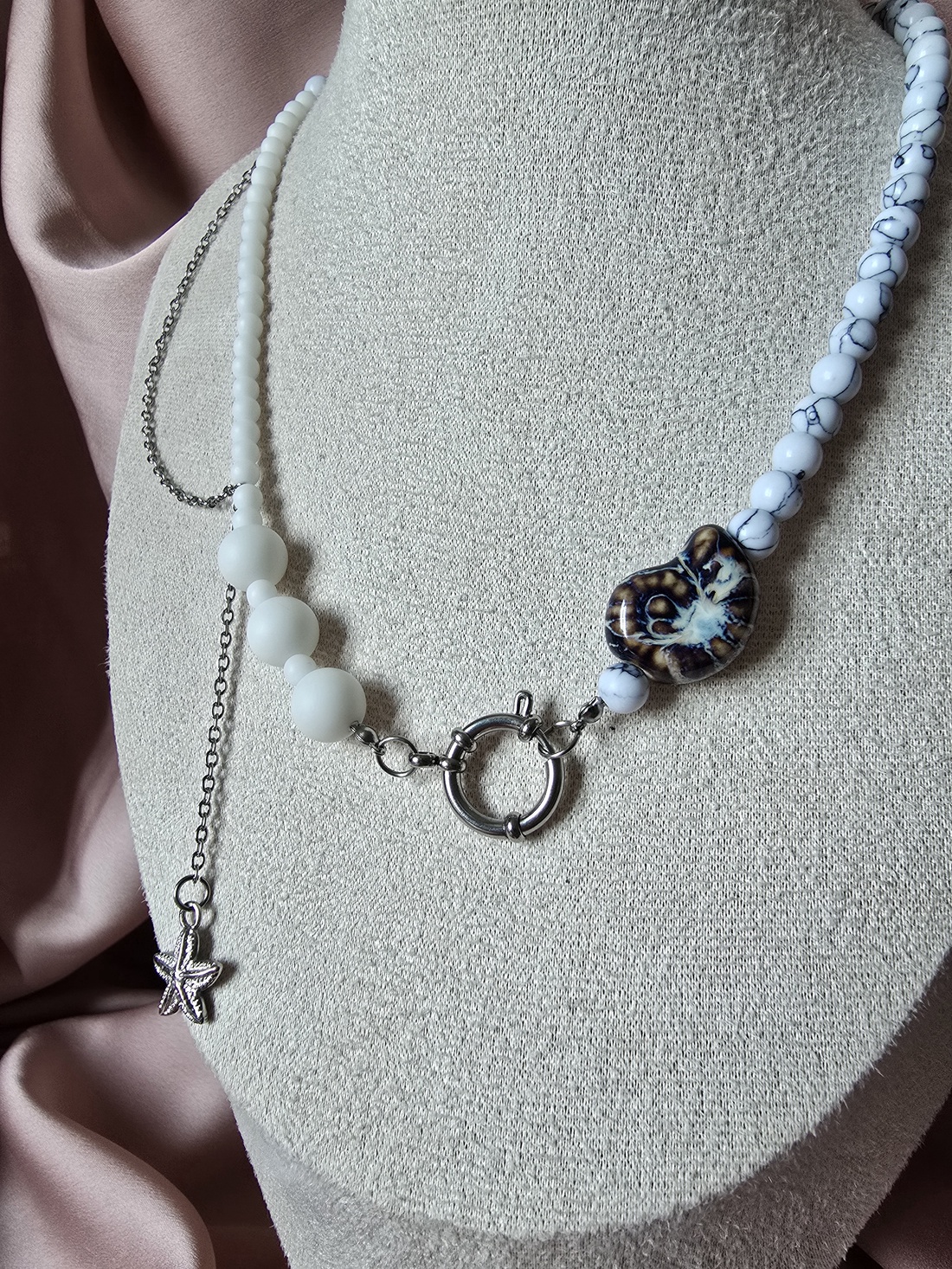 Colier sin margele albe mate - bijuterii - coliere - coliere din mărgele - Artynos.ro