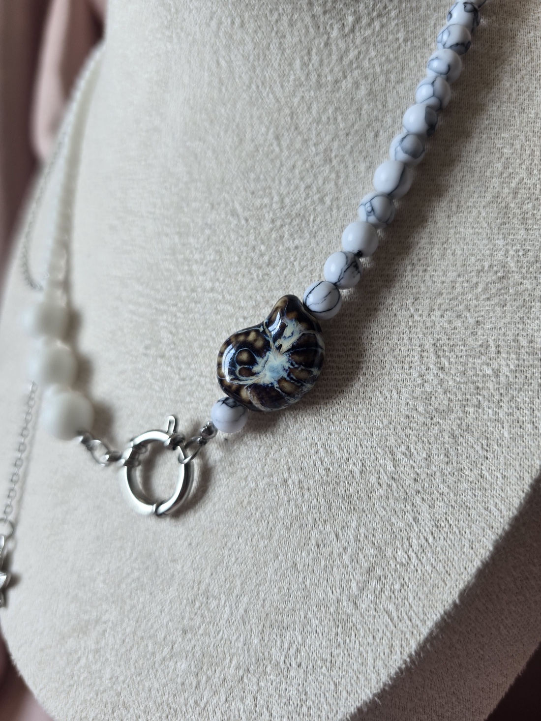 Colier sin margele albe mate - bijuterii - coliere - coliere din mărgele - Artynos.ro