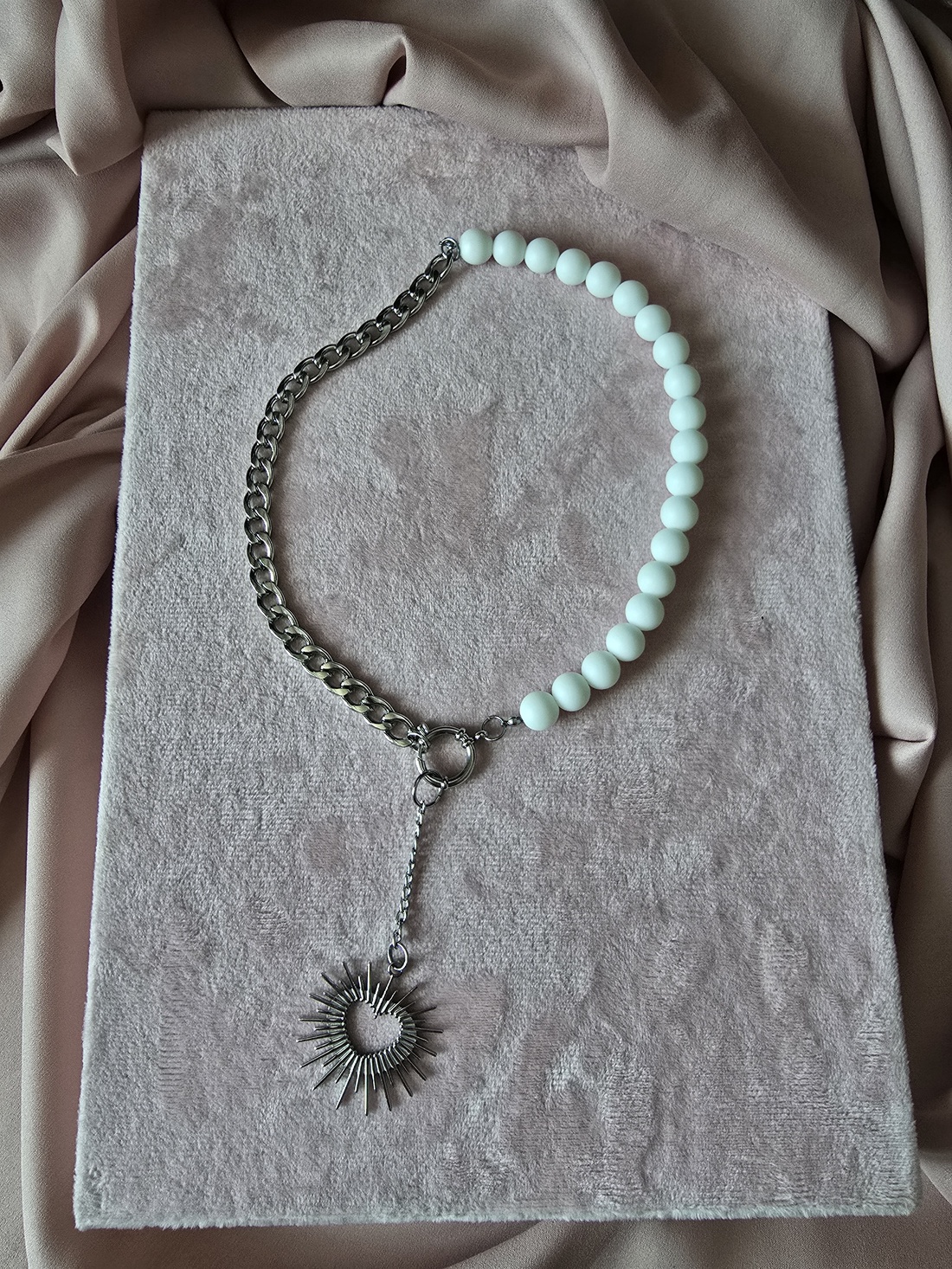 Colier din mărgele albe mate și lanț din oțel inoxidabil. - bijuterii - coliere - coliere din mărgele - Artynos.ro