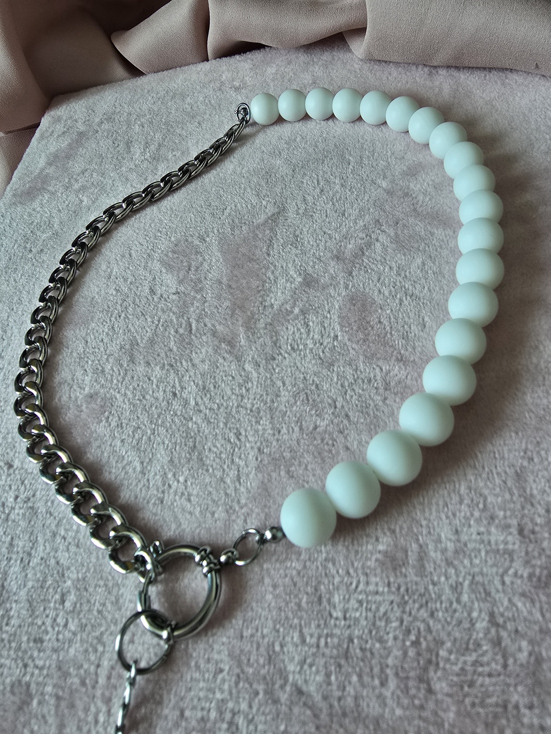 Colier din mărgele albe mate și lanț din oțel inoxidabil. - bijuterii - coliere - coliere din mărgele - Artynos.ro