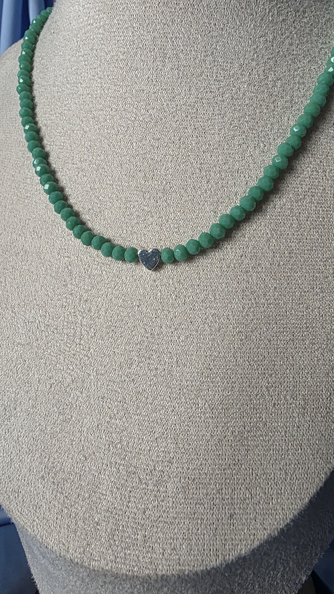 Colier din mărgele verzi și pandantiv inimă - bijuterii - coliere - coliere din mărgele - Artynos.ro