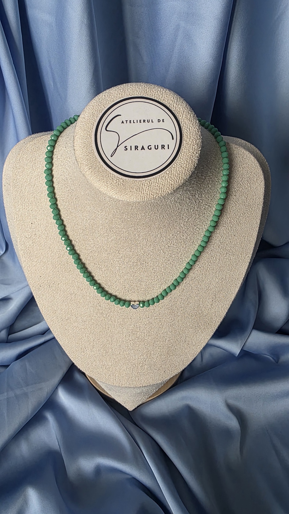 Colier din mărgele verzi și pandantiv inimă - bijuterii - coliere - coliere din mărgele - Artynos.ro