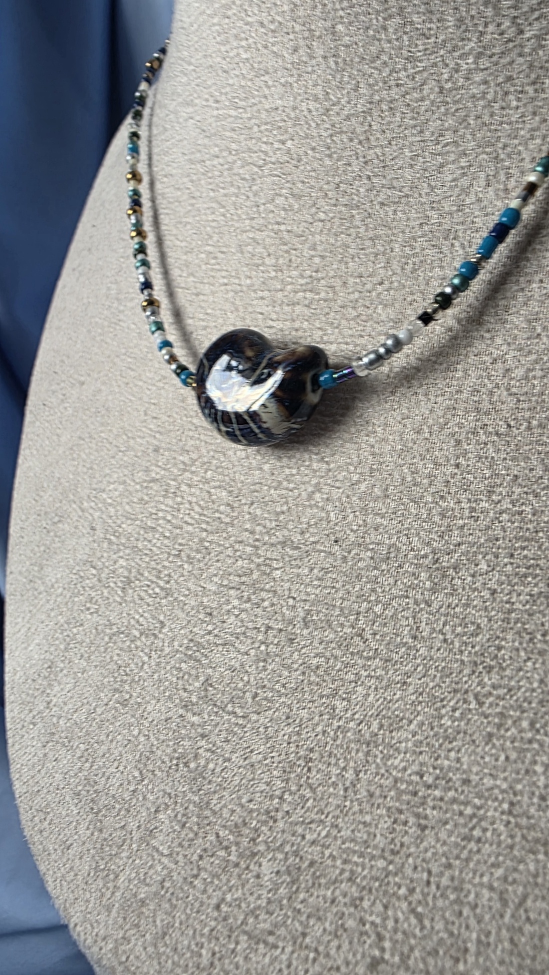 Colier de vară cu pandantiv scoică de ceramică - bijuterii - coliere - coliere din mărgele - Artynos.ro