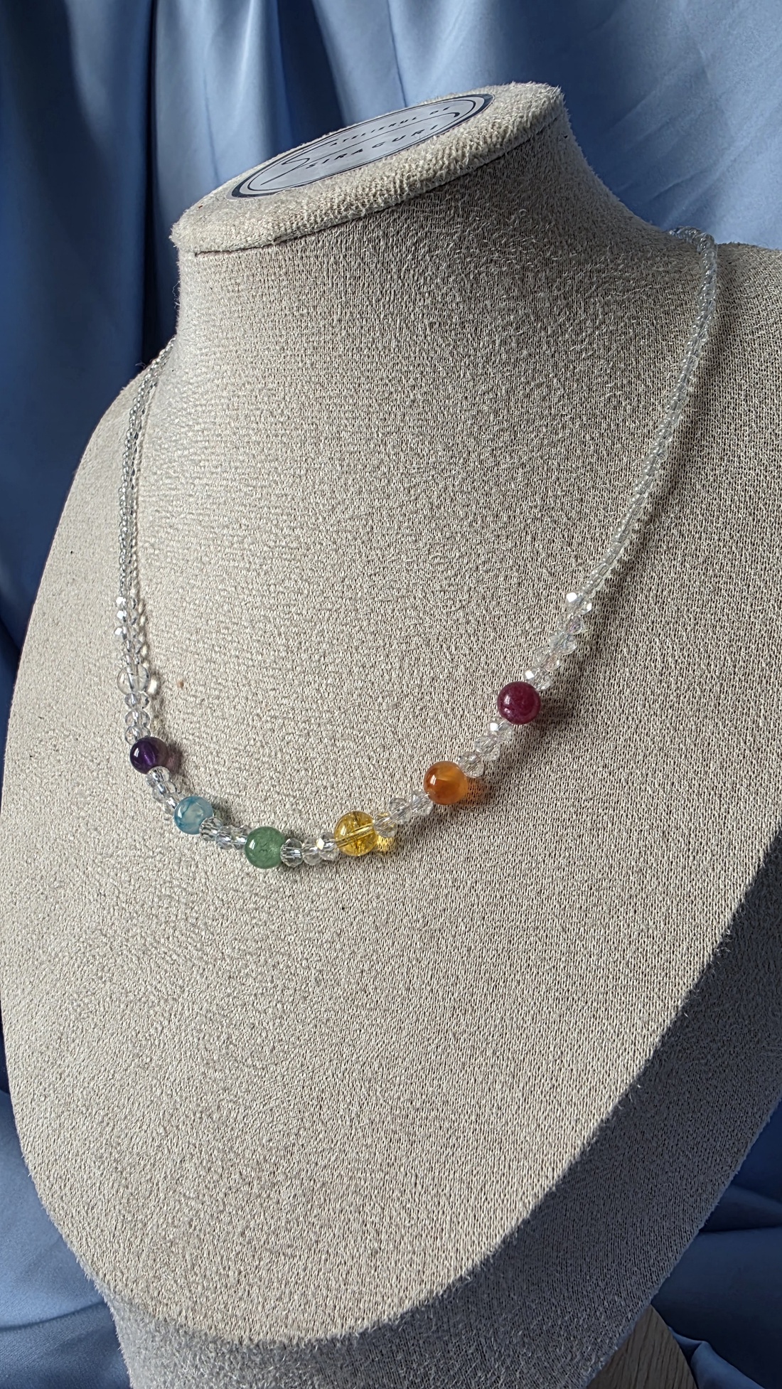 Colier din mărgele transparente și cele 7 chakre - bijuterii - coliere - coliere din mărgele - Artynos.ro