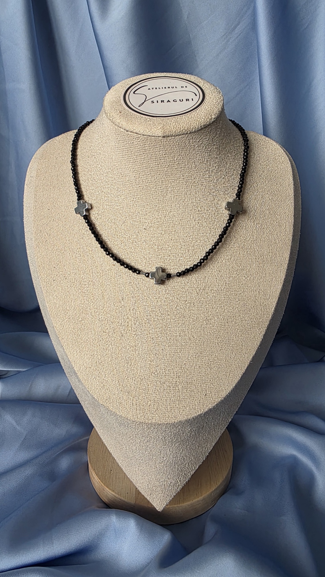 Colier din mărgele negre și cruce de hematit - bijuterii - coliere - coliere din mărgele - Artynos.ro
