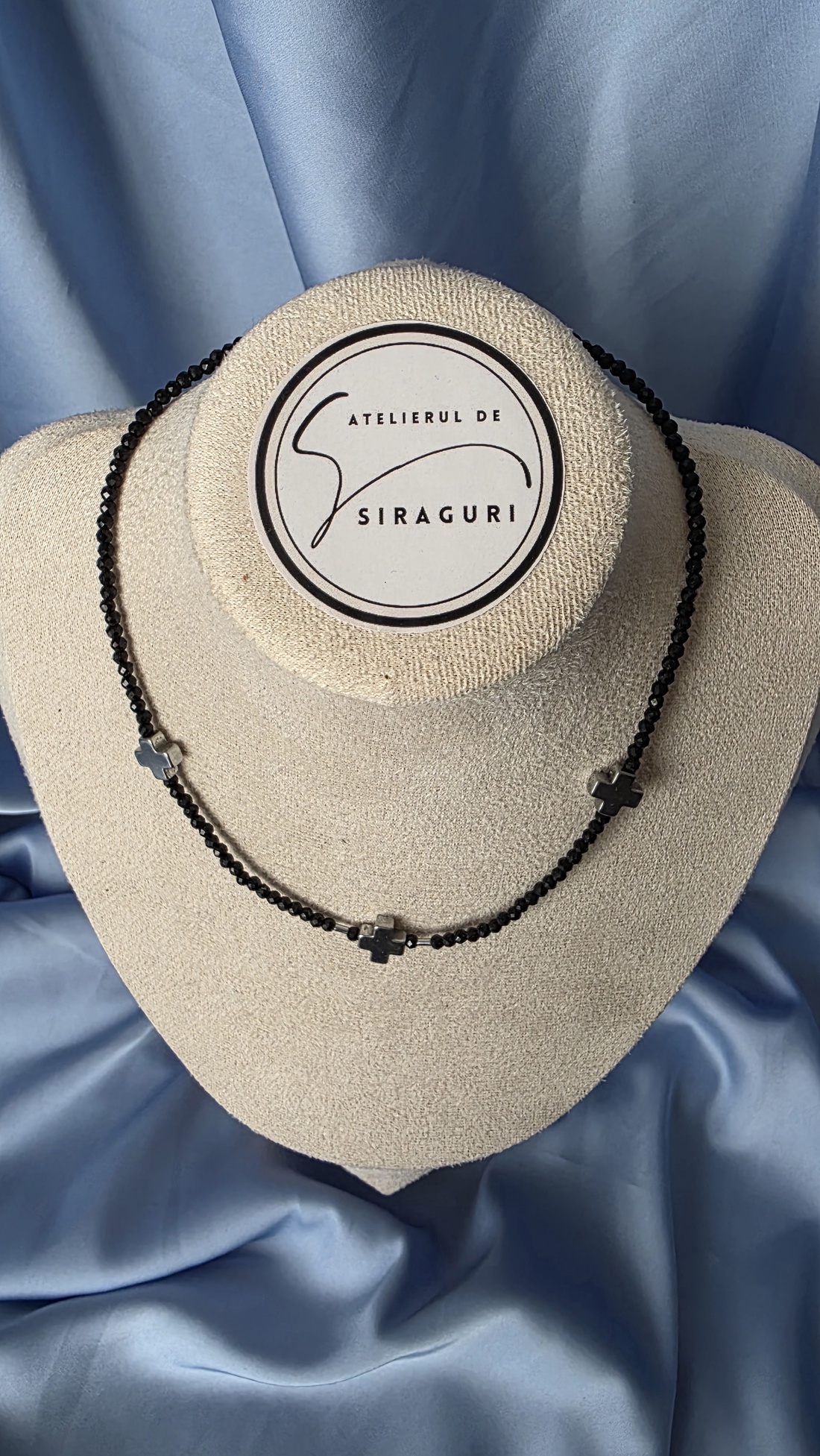 Colier din mărgele negre și cruce de hematit - bijuterii - coliere - coliere din mărgele - Artynos.ro