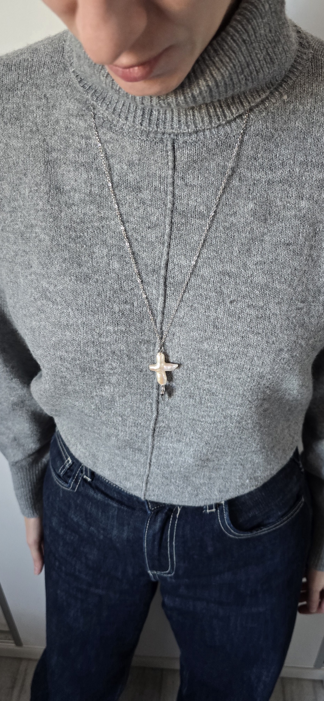 Colier cu lanț lung din oțel inoxidabil și pandantiv cruce din perle de cultură. - bijuterii - coliere - coliere din perle - Artynos.ro