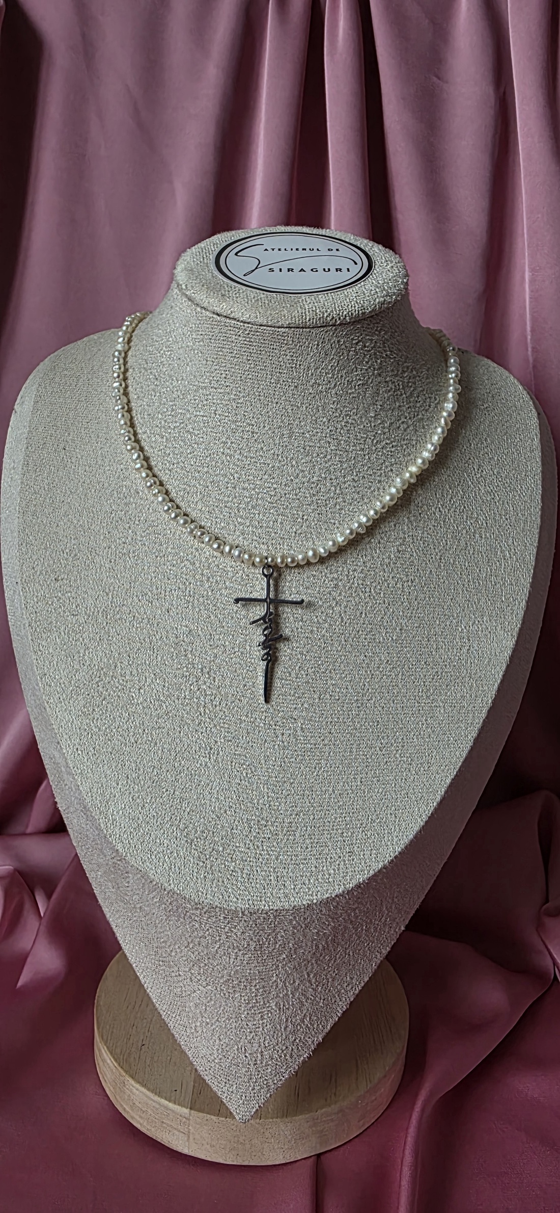 Colier din perle de cultură cu pandantiv cruce - bijuterii - coliere - coliere din perle - Artynos.ro