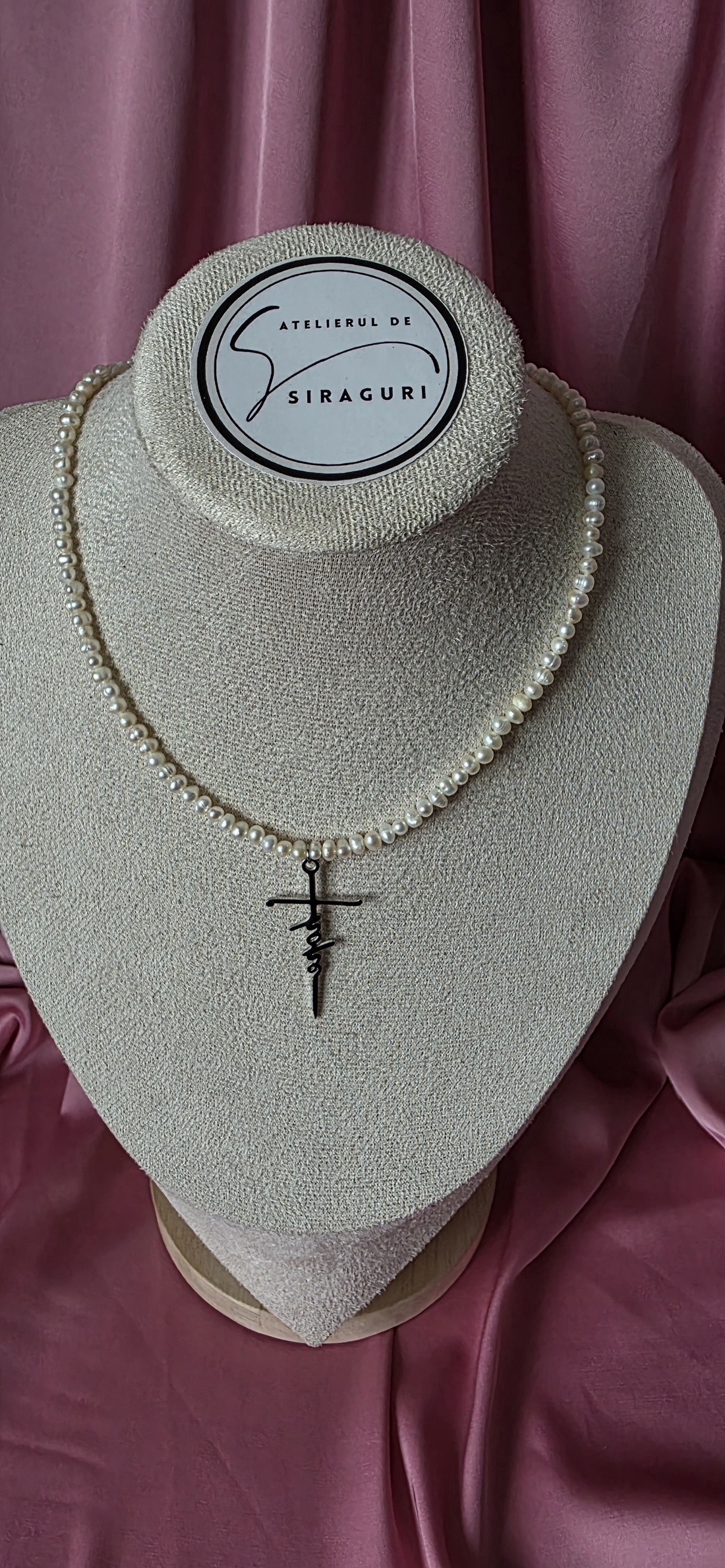 Colier din perle de cultură cu pandantiv cruce - bijuterii - coliere - coliere din perle - Artynos.ro