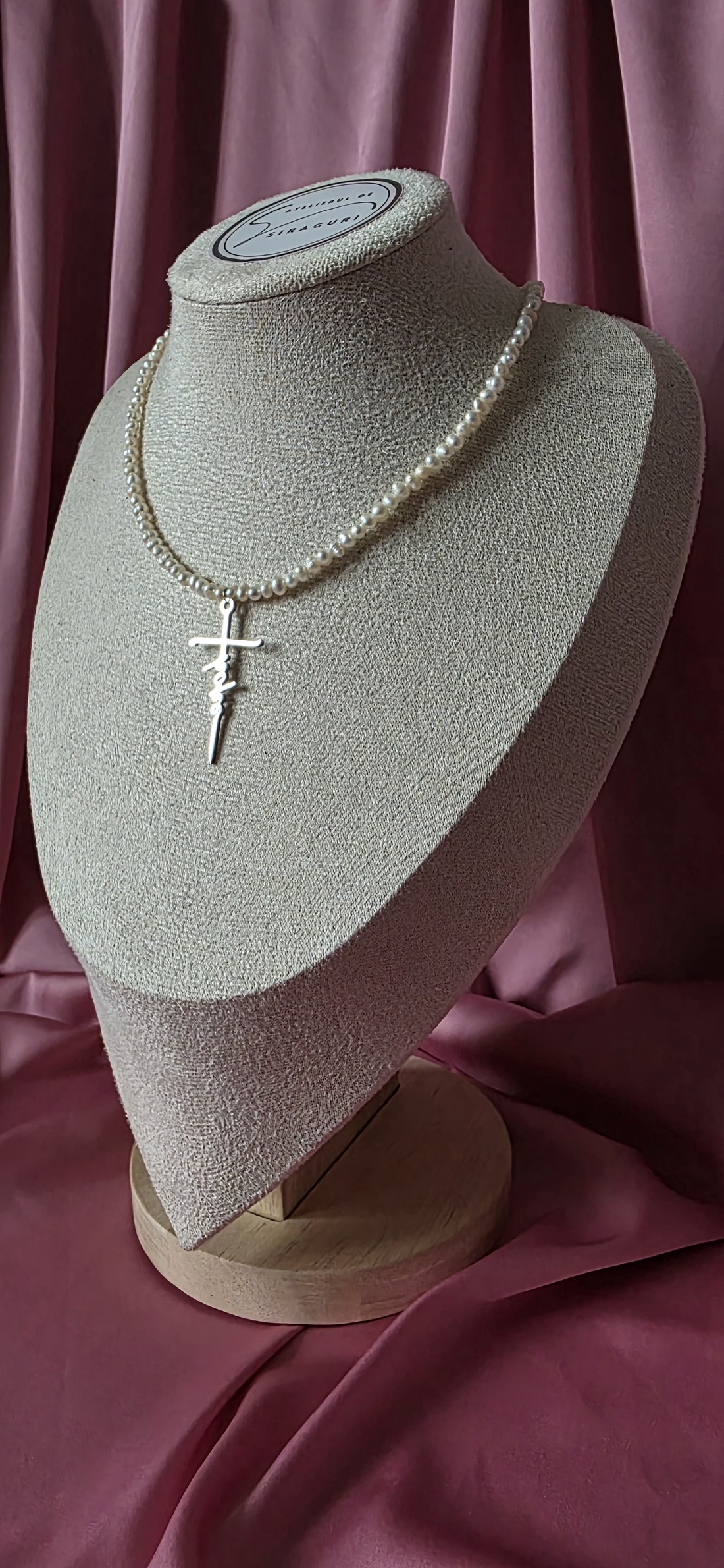 Colier din perle de cultură cu pandantiv cruce - bijuterii - coliere - coliere din perle - Artynos.ro