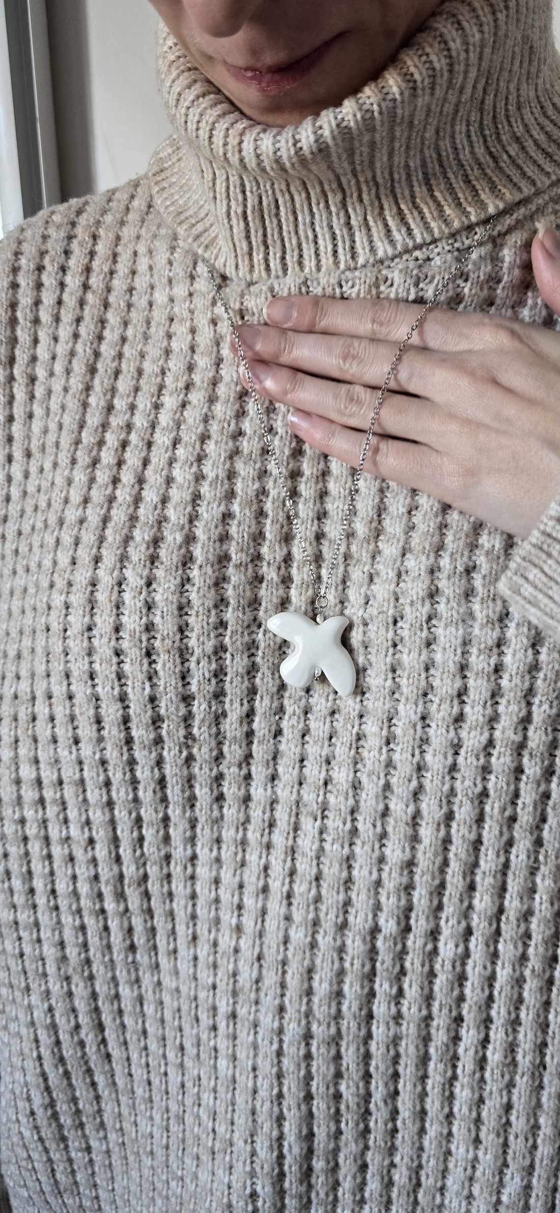 Colier cu lanț lung din oțel inoxidabil, cu turturică din ceramică - bijuterii - coliere - coliere cu pandative - Artynos.ro