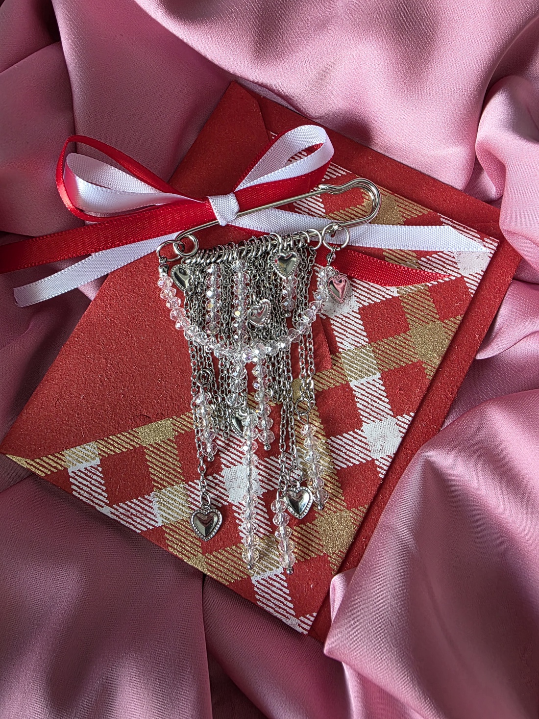 Broșă realizată manual din oțel inoxidabil, cu lanțuri fine și mărgele fațetate transparente - bijuterii - mărțișor - Artynos.ro