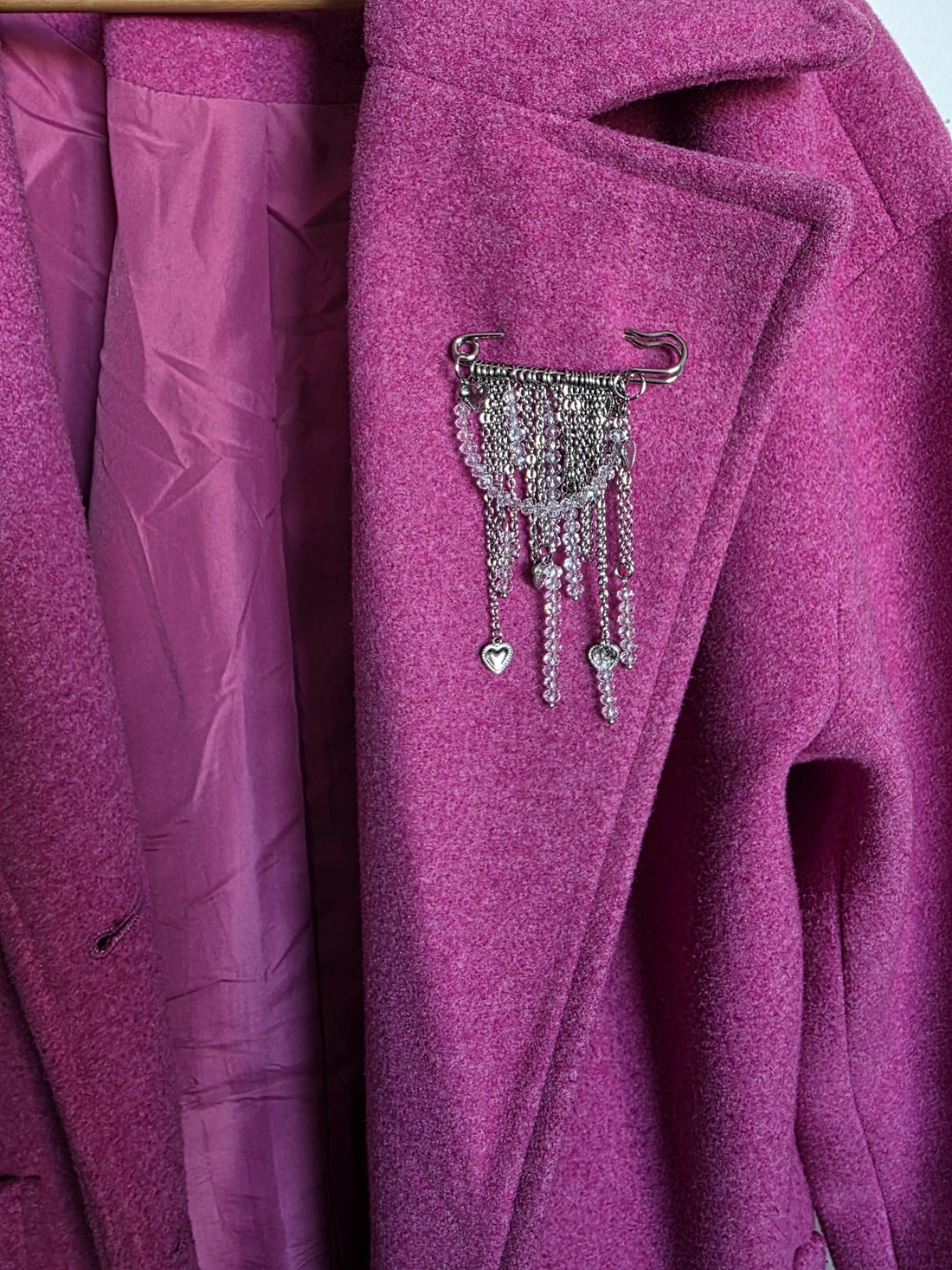 Broșă realizată manual din oțel inoxidabil, cu lanțuri fine și mărgele fațetate transparente - bijuterii - mărțișor - Artynos.ro