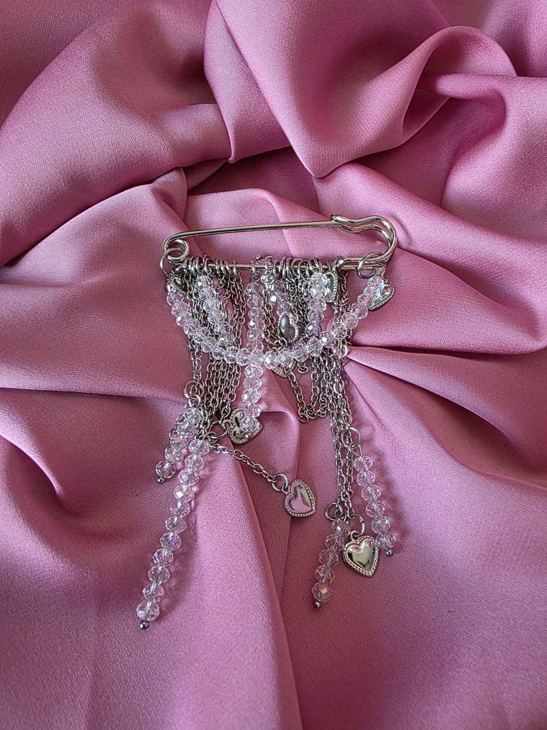 Broșă realizată manual din oțel inoxidabil, cu lanțuri fine și mărgele fațetate transparente - bijuterii - mărțișor - Artynos.ro