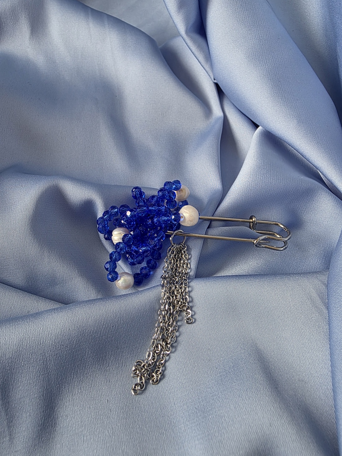 Brosa mărțișor  cu perle de cultura si margele fațetate  - bijuterii - mărțișor - Artynos.ro