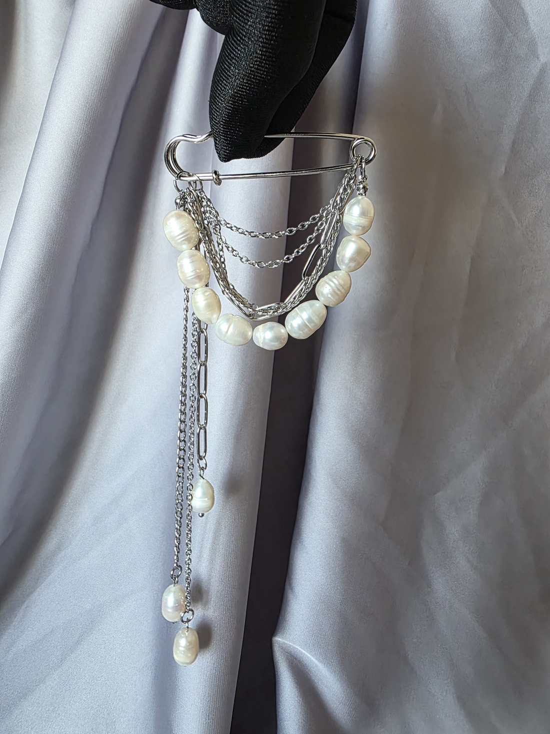 Brosă  cu perle de cultură și lanțuri din oțel inoxidabil  - bijuterii - broșe - Artynos.ro