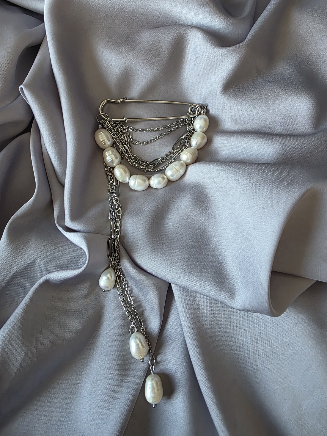 Brosă  cu perle de cultură și lanțuri din oțel inoxidabil  - bijuterii - broșe - Artynos.ro
