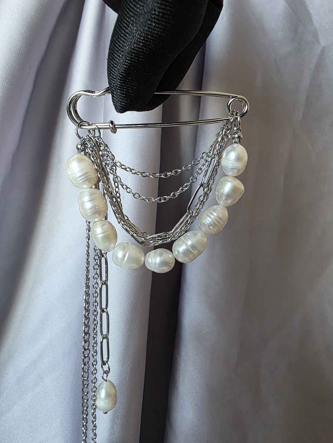 Brosă  cu perle de cultură și lanțuri din oțel inoxidabil  - bijuterii - broșe - Artynos.ro