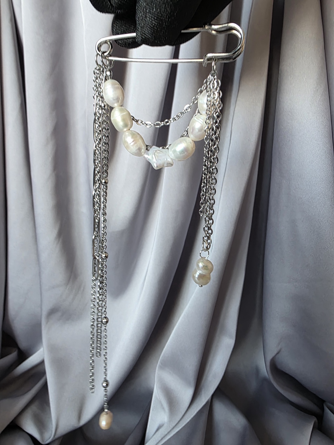 Brosa mărțișor din oțel inoxidabil și perle de cultură - bijuterii - mărțișor - Artynos.ro