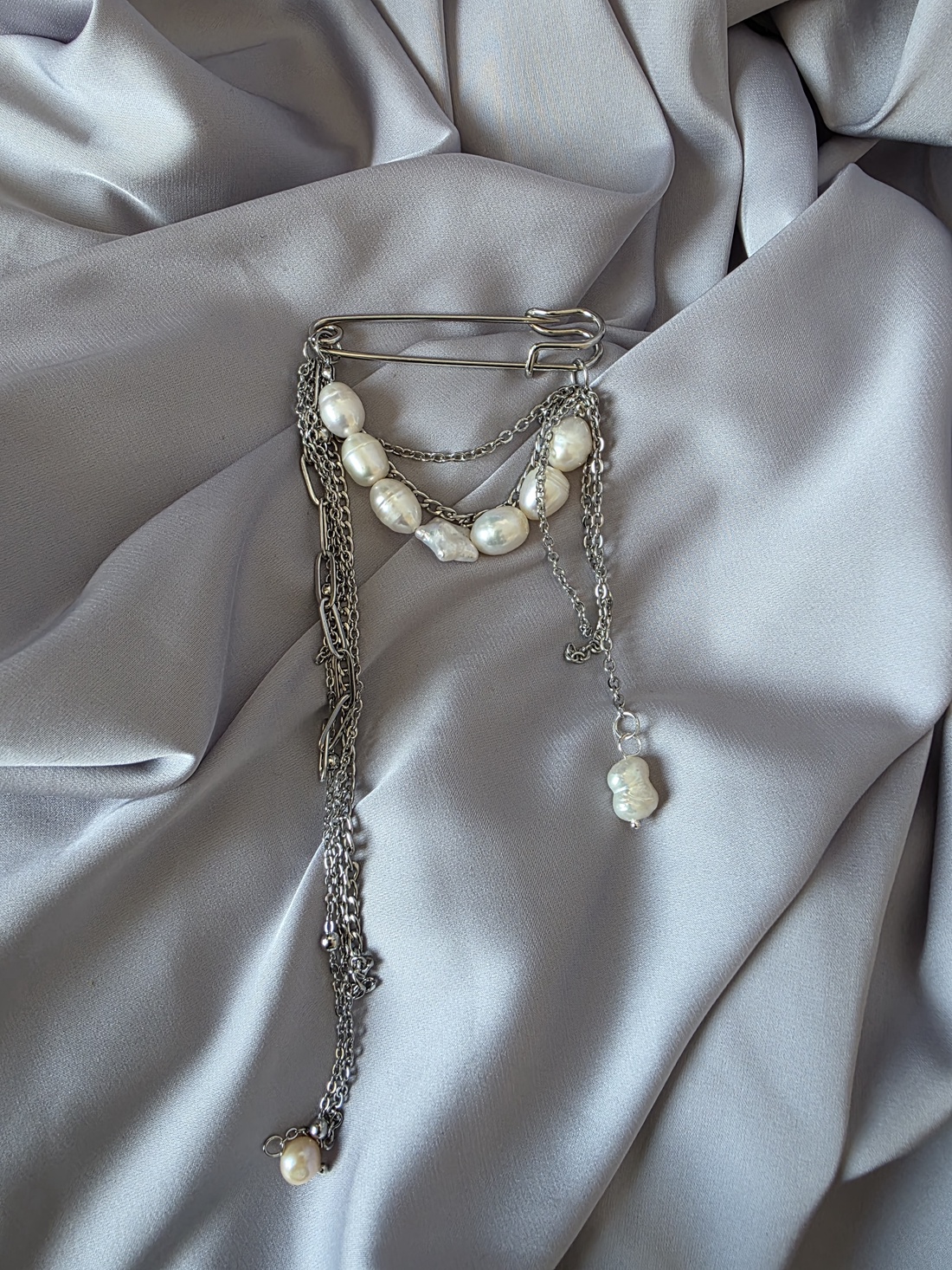 Brosa mărțișor din oțel inoxidabil și perle de cultură - bijuterii - mărțișor - Artynos.ro