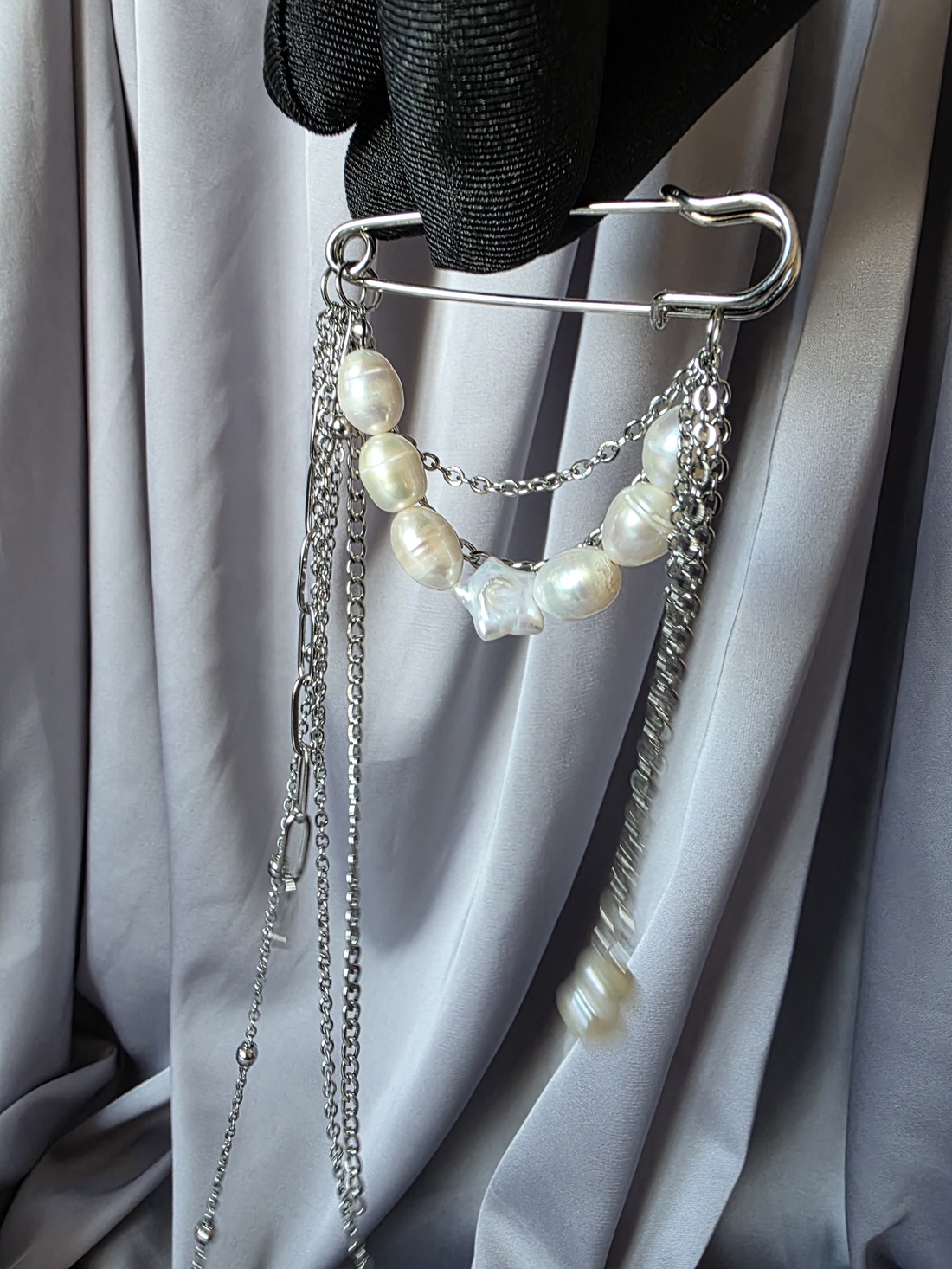 Brosa mărțișor din oțel inoxidabil și perle de cultură - bijuterii - mărțișor - Artynos.ro