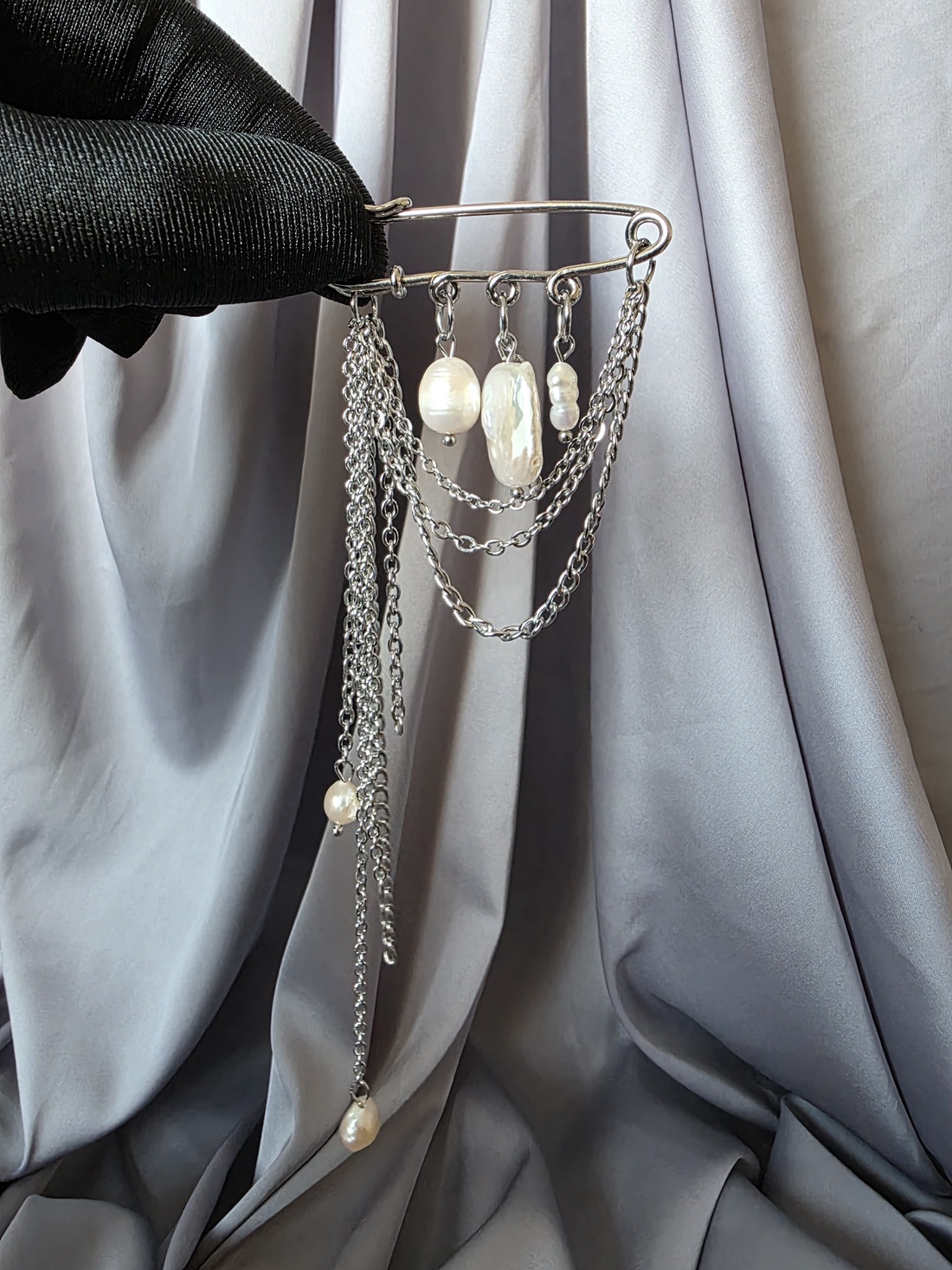 Brosa mărțișor din oțel inoxidabil și perle de cultură - bijuterii - mărțișor - Artynos.ro