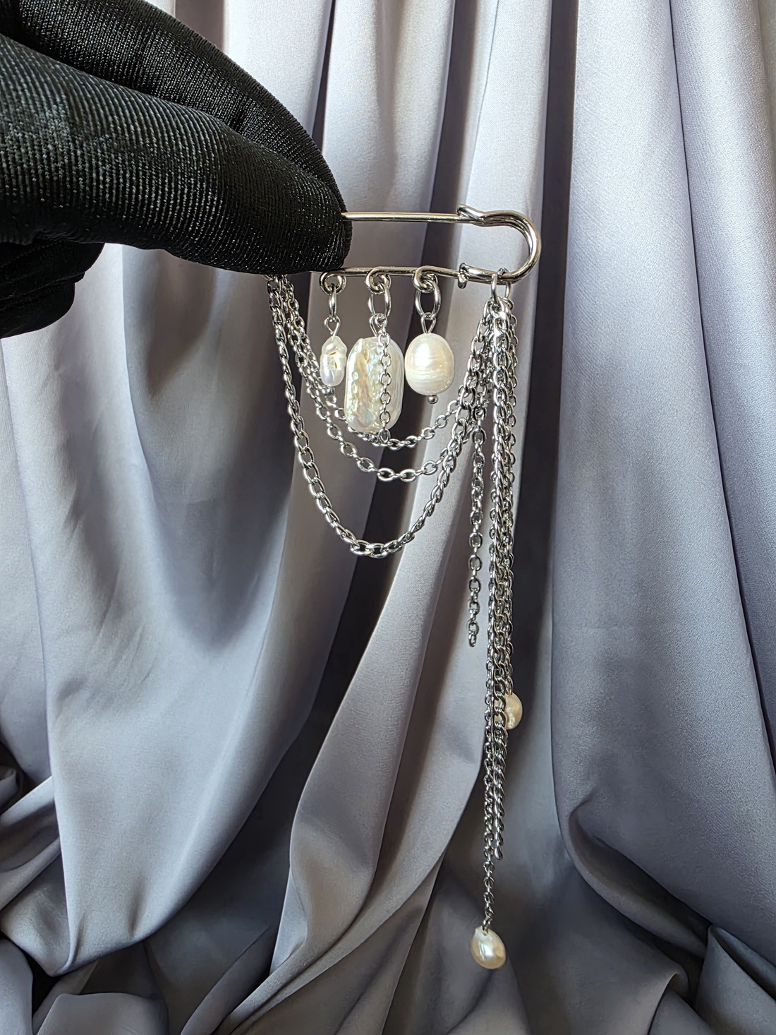 Brosa mărțișor din oțel inoxidabil și perle de cultură - bijuterii - mărțișor - Artynos.ro