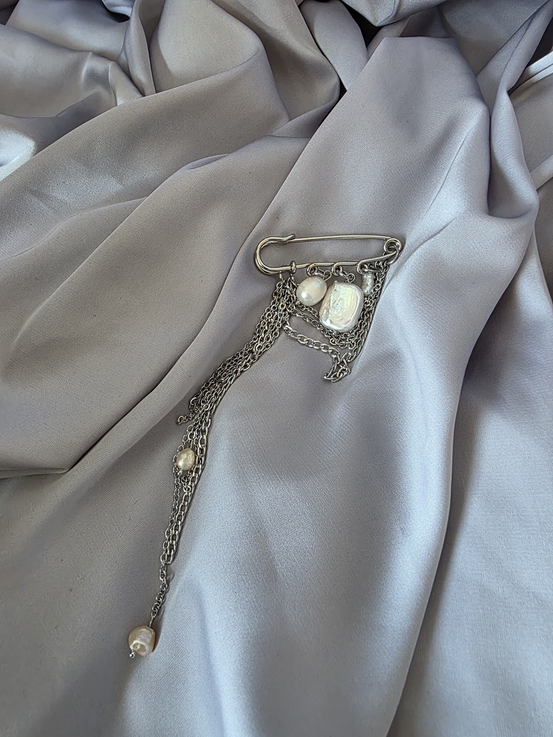 Brosa mărțișor din oțel inoxidabil și perle de cultură - bijuterii - mărțișor - Artynos.ro