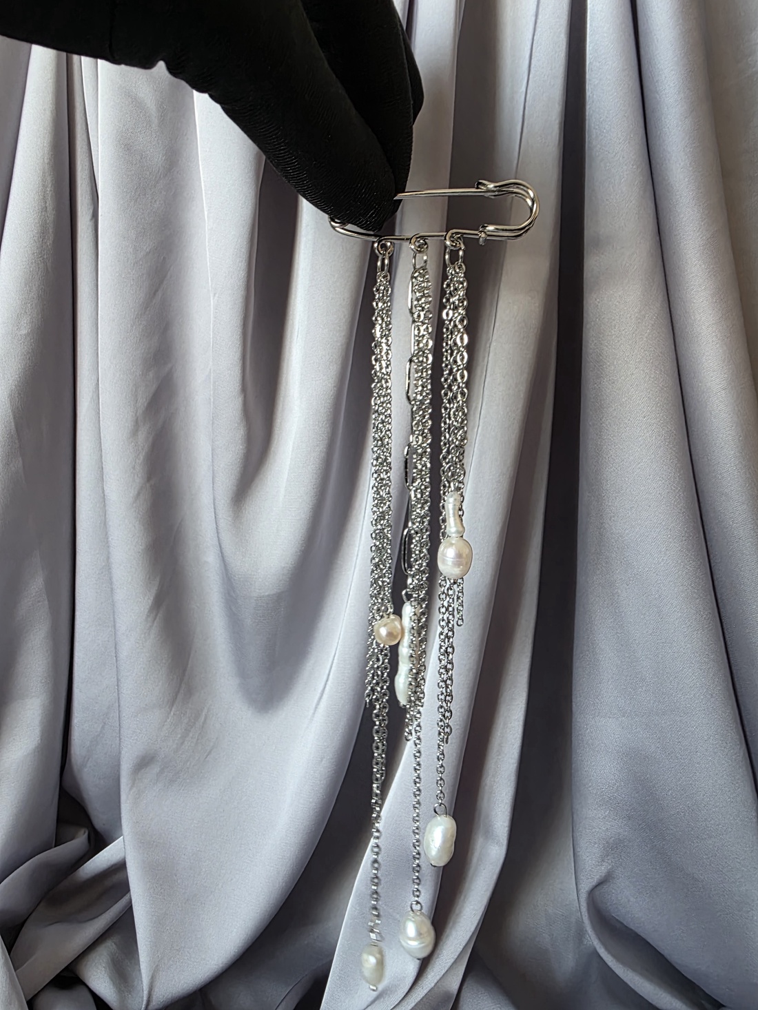 Brosa mărțișor din oțel inoxidabil și perle de cultură - bijuterii - mărțișor - Artynos.ro