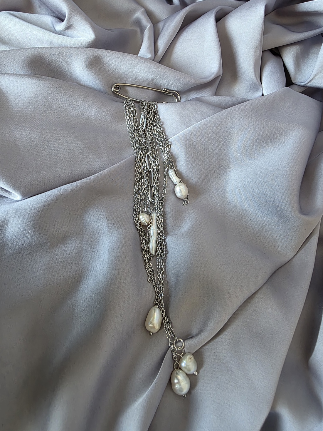 Brosa mărțișor din oțel inoxidabil și perle de cultură - bijuterii - mărțișor - Artynos.ro