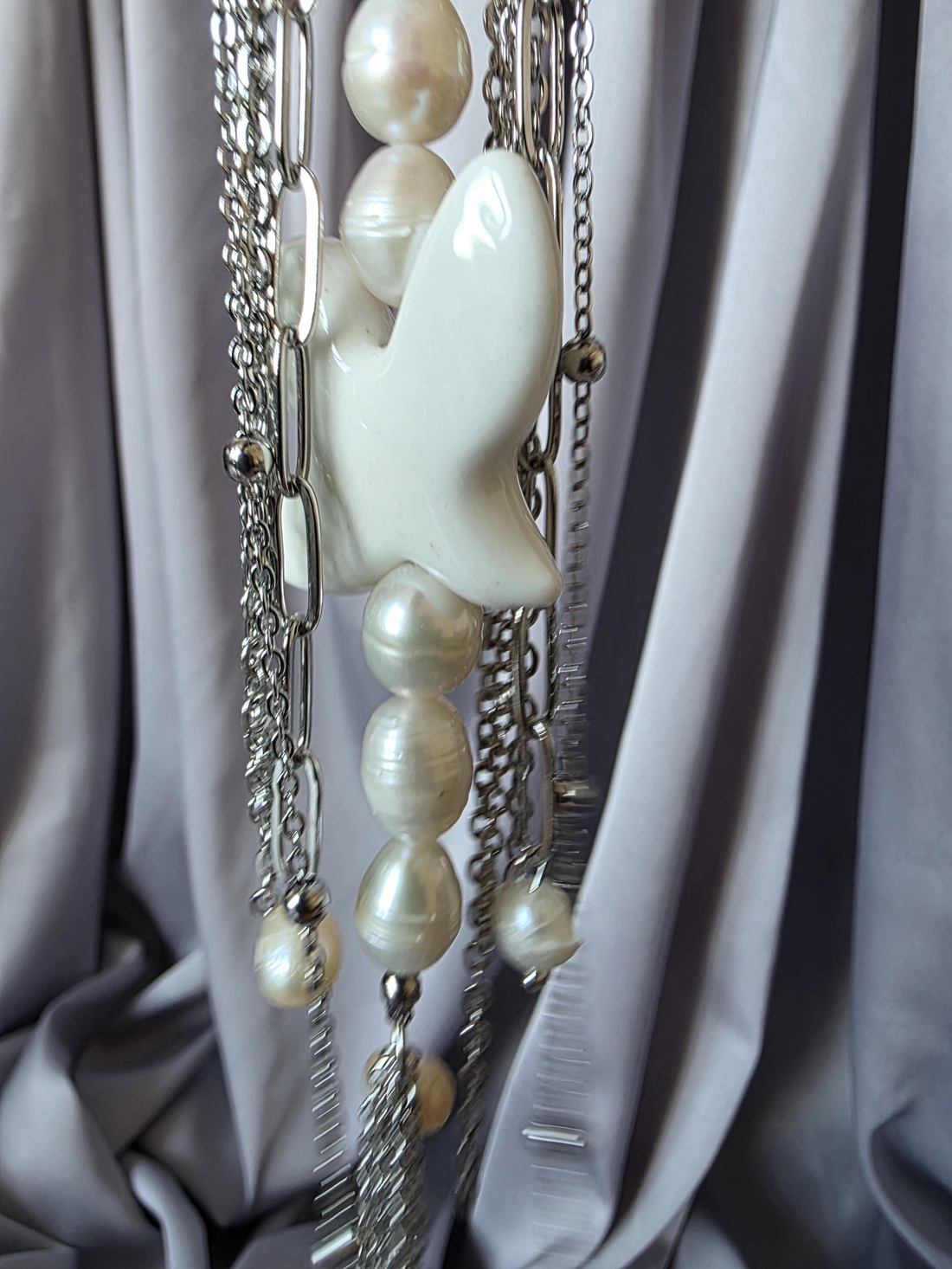 Brosa mărțișor din oțel inoxidabil și perle de cultură - bijuterii - mărțișor - Artynos.ro