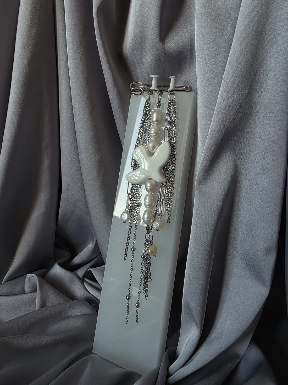 Brosa mărțișor din oțel inoxidabil și perle de cultură - bijuterii - mărțișor - Artynos.ro