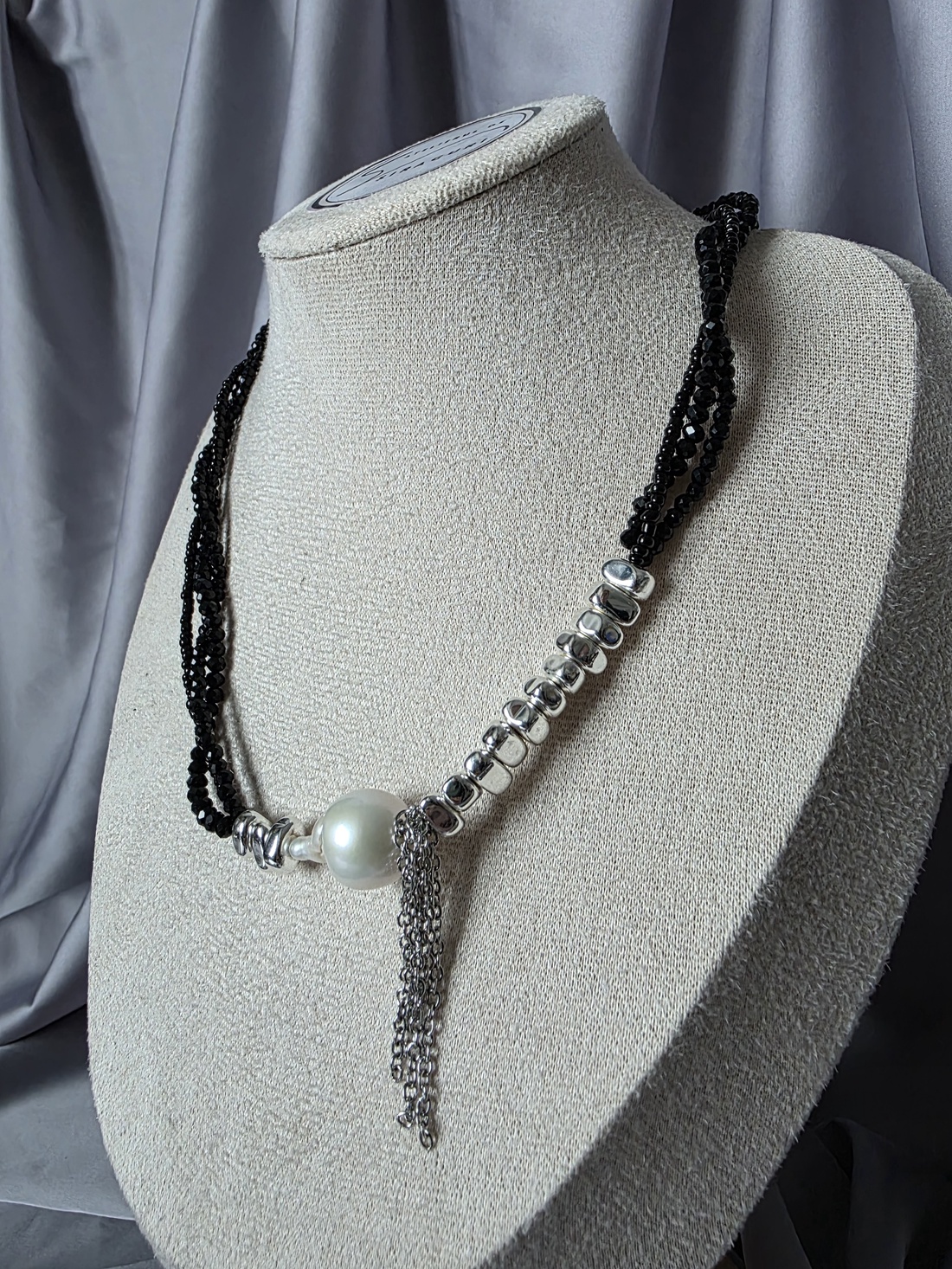 Colier din mărgele negre, hematit și perlă de cultură barocă - bijuterii - coliere - coliere din mărgele - Artynos.ro