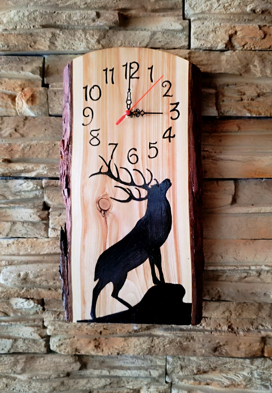 Ceas de perete din lemn cu cerb stând pe un deal  - casă & stil de viață - decorațiuni de casă - decorațiuni de pereți - ceasuri de perete - Artynos.ro