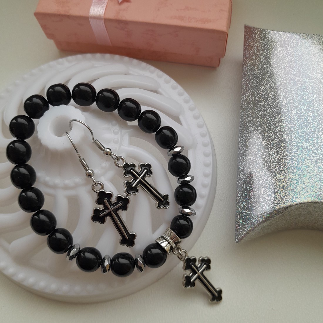 Set de bijuterii cu cruce - brățară, cercei - - Artynos.ro Set de bijuterii cu cruce - brățară, cercei - - Artynos.ro