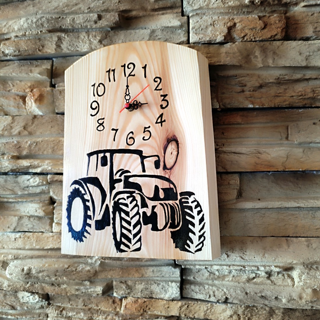 Ceas de perete cu tractor din lemn - - Artynos.ro Ceas de perete cu tractor din lemn - - Artynos.ro