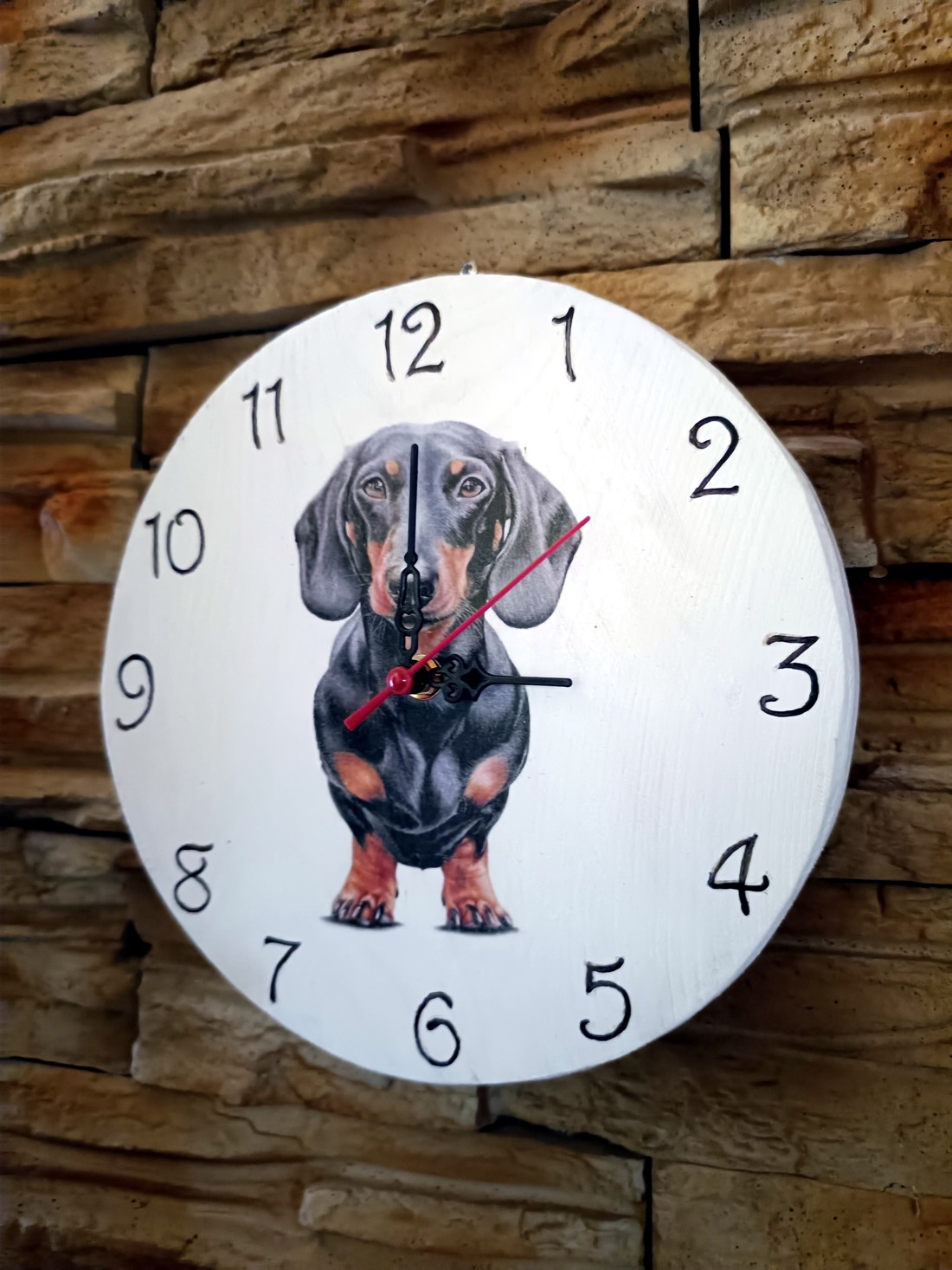 Ceas de perete din lemn cu câine dachshund - - Artynos.ro Ceas de perete din lemn cu câine dachshund - - Artynos.ro