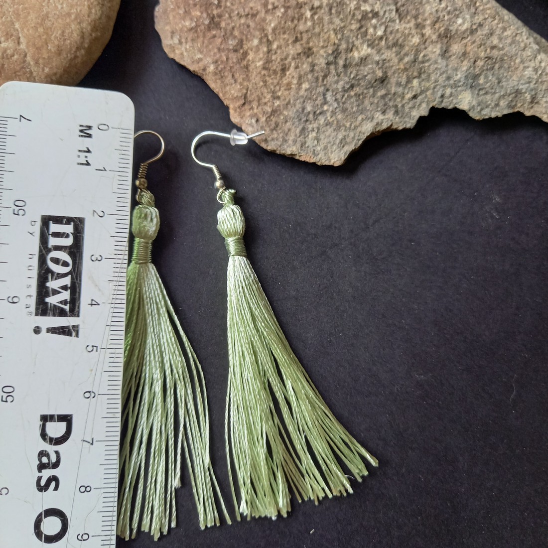 Cercei din material textil de culoare verde pal, cu ciucuri, cu montură aurie  - bijuterii - cercei - Artynos.ro