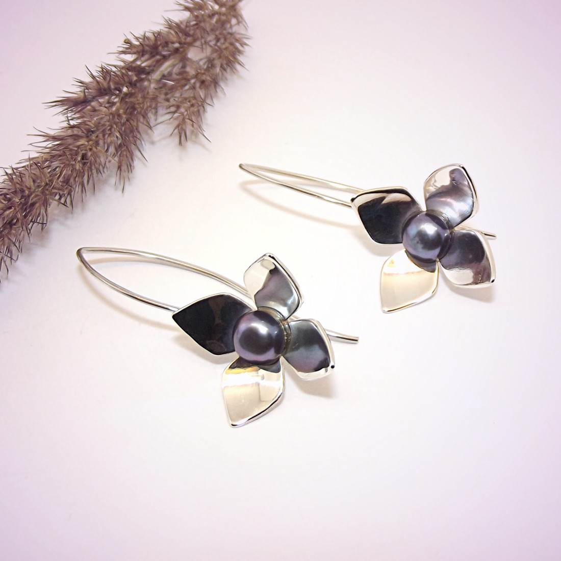 Floare cu patru petale și perlă gri, pereche de cercei de damă din argint (EF.068) - bijuterii - cercei - Artynos.ro