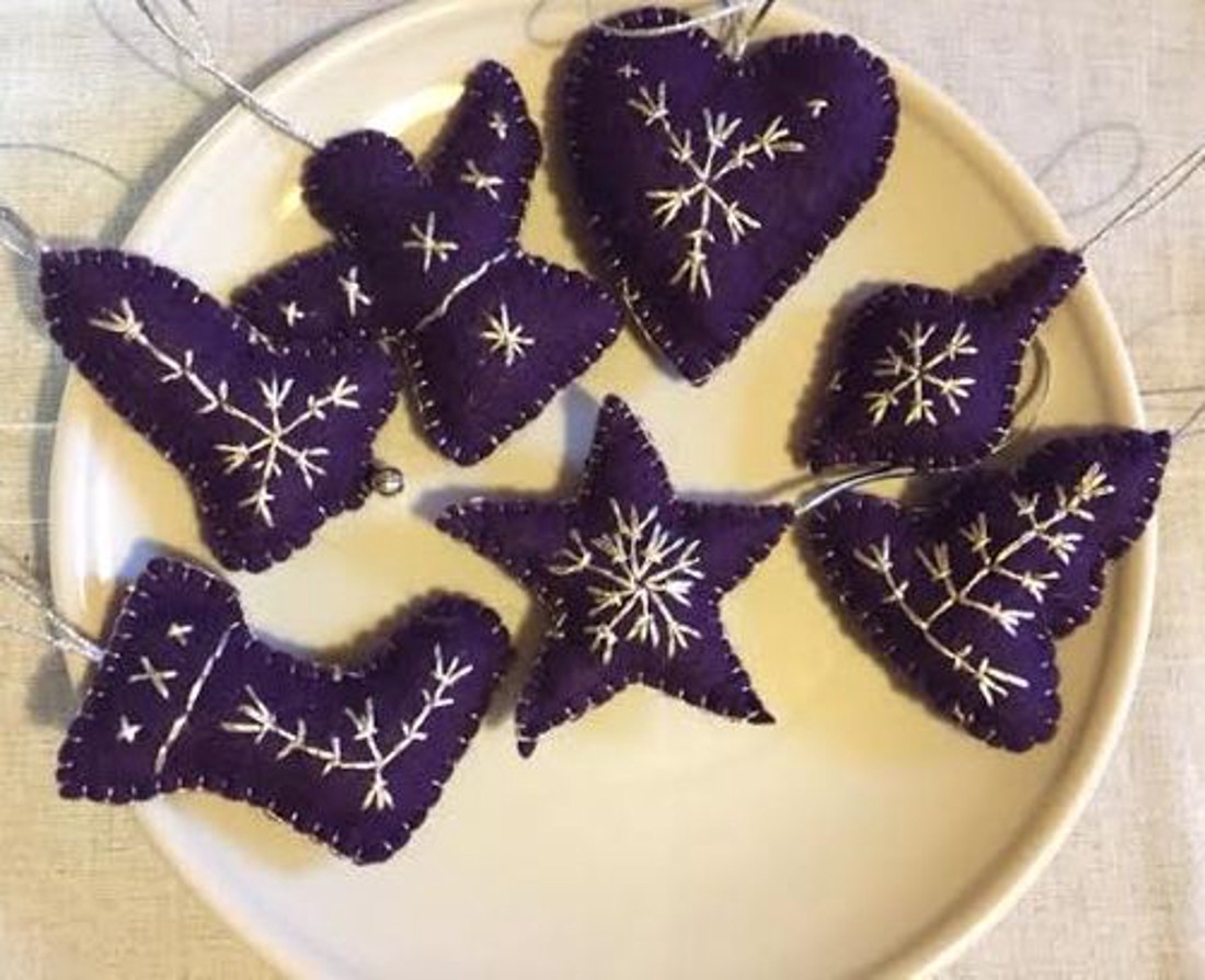 Colecție de ornamente pentru pomul de Crăciun din pâslă, mov-argintiu - - Artynos.ro Colecție de ornamente pentru pomul de Crăciun din pâslă, mov-argintiu - - Artynos.ro