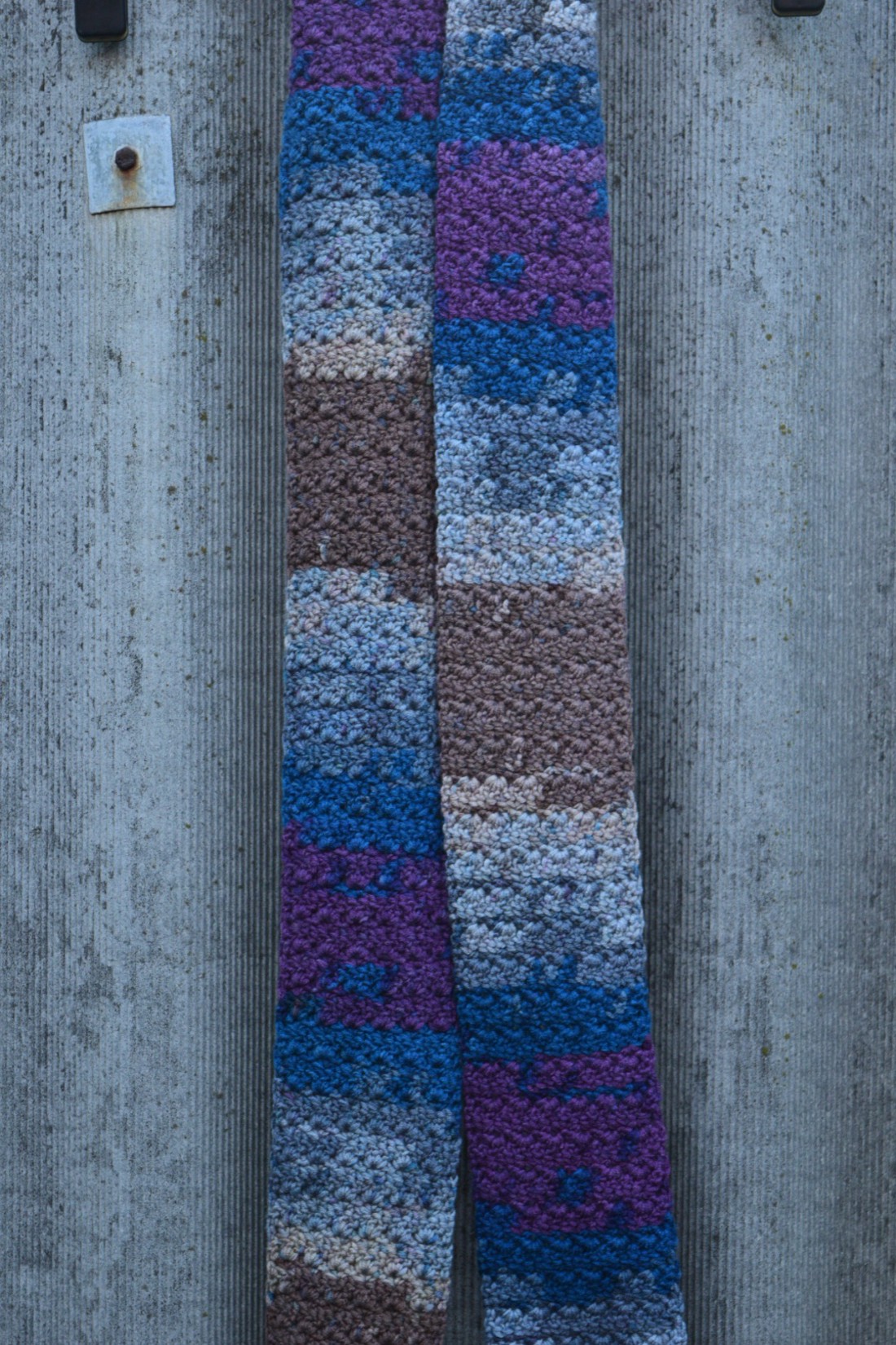 Eșarfă croșetată subțire, lungă violet-albastru-gri-maro - - Artynos.ro Eșarfă croșetată subțire, lungă violet-albastru-gri-maro - - Artynos.ro