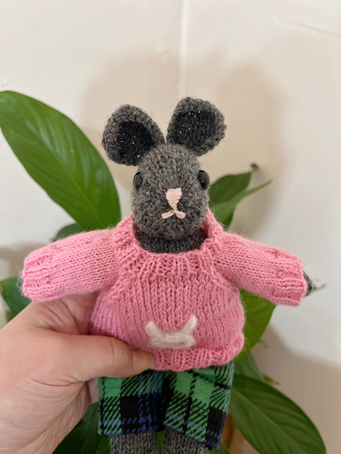 Iepuraș de Paște tricotat manual � 23 cm - jucării și echipamente pentru copii - plușuri - iepure de pluș - Artynos.ro