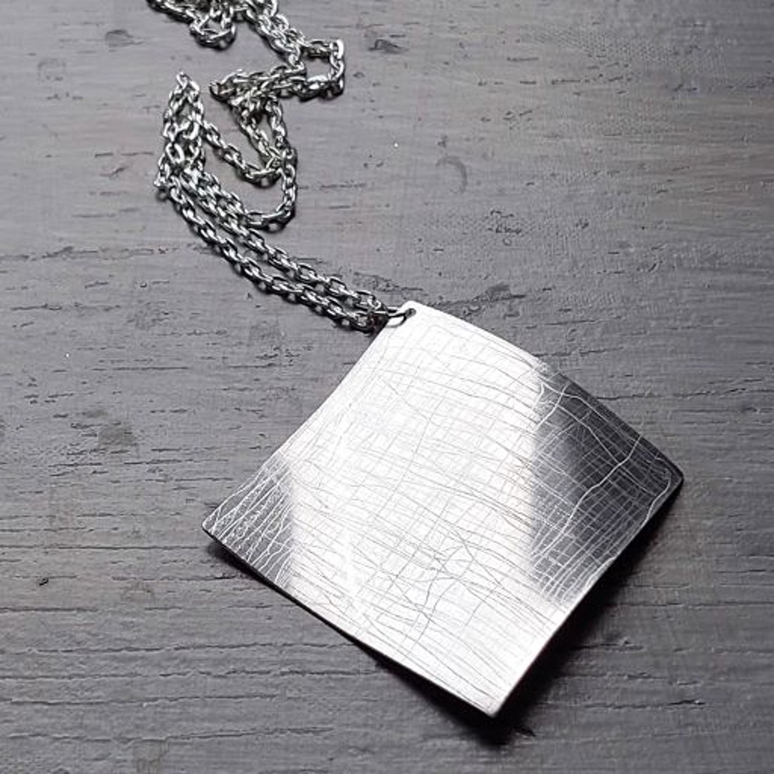 Pandantiv cu design minimalist din aluminiu lucios, ușor, pe un lanț argintiu -  - Artynos.ro Pandantiv cu design minimalist din aluminiu lucios, ușor, pe un lanț argintiu -  - Artynos.ro