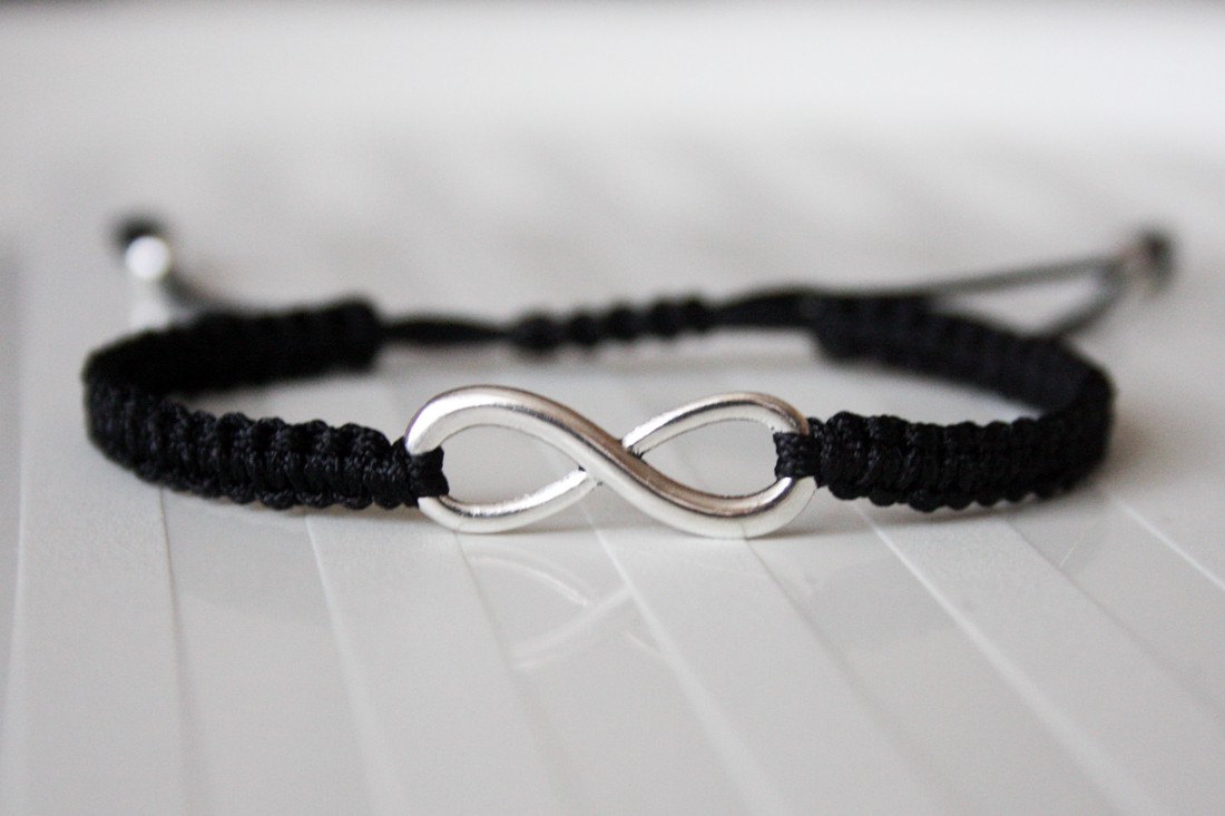 Brățară macramé împletită - Infinite black - - Artynos.ro Brățară macramé împletită - Infinite black - - Artynos.ro