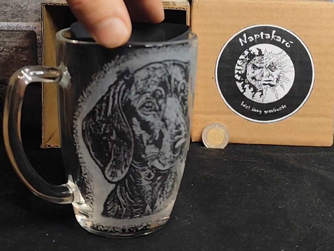 Cană gravată manual cu model de teckel  -  - Artynos.ro